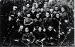 Oddział „Ireny” ze zgrupowania  „Olecha”, wiosna 1947 r.; w środku komendant „Olech”, z prawej  jego zastępca  Paweł Klimkiewicz „Irena” (zginie  wkrótce po wykonaniu  tego zdjęcia) 