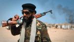 Bojownik libijskiej opozycji na linii frontu w pobliżu Sirte