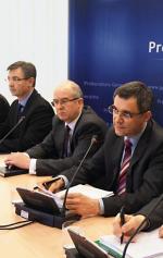 Prokuratorzy: Krzysztof Parulski, Andrzej Seremet i Ireneusz Szeląg, podczas piątkowej konferencji podsumowującej dotychczasowe ustalenia śledztwa w sprawie katastrofy