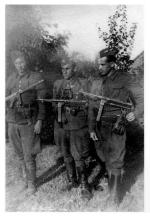 Partyzanci Obwodu  Sokołów Podlaski (uzbrojeni w zrzutowego Thompsona oraz  zdobyczne MP-40 i MP-38)