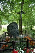 Pomnik partyzantów Zgrupowania AKO „Piotrków” poległych 8 lipca 1945 r. w bitwie pod Ogółami