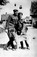 Mjr Zygmuny  Szendzielarz  „Łupaszka”, dowódca  5. Brygady Wileńskiej AK i por. Marian Pluciński „Mścisław”, dowodca  4. szwadronu  tej jednostki  (wiosna 1945 r.) 