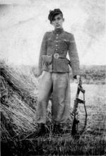 Leonard Gierłowski „Wnuczek”, żołnierz  oddziałów „Marynarza”  i „Nurka” (uzbrojony  w zrzutowy amerykański  pistolet maszynowy Udet) 