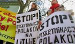 Protest przed ambasadą Litwy przeciwko ustawie oświatowej, która może prowadzić do likwidacji wielu polskich szkół, 26 marca (fot. Mariusz Gaczyński)