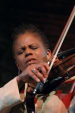 Regina Carter jako jedyna z grona słynnych skrzypków jazzowych została poproszona i zagrała na legendarnym instrumencie należącym niegdyś do Niccolo Paganiniego nazywanym Il Cannone Guarnerius 