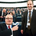Adam Bielan (z prawej) przestał doradzać PiS, gdy znalazł się w europarlamencie. Na zdjęciu z Michałem Kamińskim