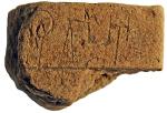 Fragment glinianej tabliczki znalezionej na starożytnym śmietnisku w wiosce Iklena  na Peloponezie