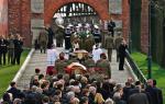 Para prezydencka została  18 kwietnia pochowana na Wawelu. Wśród zagranicznych gości, którzy uczestniczyli w uroczystościach, byli m.in. prezydent Rosji Dimitrij Miedwiediew, prezydent Gruzji Micheil Saakaszwili oraz głowy państw Niemiec, Ukrainy, Czech i Litwy 