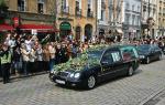 Kondukt z trumną Marii Kaczyńskiej w czasie przejazdu ulicami stolicy obsypywano kwiatami 