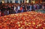 Przez wiele dni przed Pałacem Prezydenckim modlono się, składano kwiaty i zapalano znicze 
