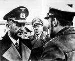Adm. Karl Dönitz rozmawia z dowódcą U-Boota, 1944 r.