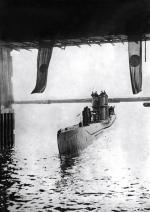 U-Boot wpływa do hangaru-bunkra w Breście  