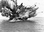 Pancernik HMS „Barham” eksploduje po trafieniu torpedami wystrzelonymi przez U-331 w pobliżu Aleksandrii na Morzu Śródziemnym,  25 listopada 1941 r. 