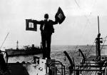 Marynarz sygnalista przekazuje wiadomość statkom płynącym w konwoju, 1944 r