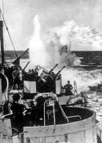 Brytyjski niszczyciel zrzuca bomby głębinowe na wykrytego U-Boota    