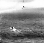 Brytyjski samolot krąży nad U-283, który wynurzył się w pobliżu Hebrydów, 10 maja 1945 r.