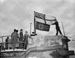 Brytyjska flaga na U-Boocie zdobytym u brzegów Nowej Funlandii, 1943 r.  