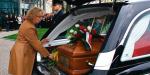 Przed pogrzebem samochód wiozący trumnę  z ciałem Janusza Kurtyki przystanął na chwilę przed główną siedzibą Instytutu Pamięci Narodowej. 19 kwietnia 2010 r., Warszawa 