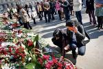 Po katastrofie smoleńskiej rosyjscy dziennikarze odsunęli polityków, a oddali głos ludziom ulicy  – zaznacza Victor Khroul. Na zdjęciu mieszkańcy Moskwy składający kwiaty i zapalający znicze  przed polską ambasadą, dzień po tragedii – 11 kwietnia 2010 r.
