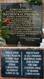 Powyżej tablica umieszczona przez stowarzyszenie Katyń 2010 w lispopadzie zeszłego roku, poniżej tablica rosyjska (fot. Wojciech Pacewicz)
