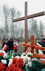 Krzyż upamiętniający ofiary katastrofy smoleńskiej stoi cztery metry od kamienia z pamiątkową tablicą (fot. Natalia Kolesnikova)