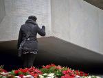 Warszawiacy składali hołd ofiarom katastrofy, modląc się, kładąc kwiaty i zapalając znicze przed pomnikiem w kwaterze smoleńskiej na Wojskowych Powązkach