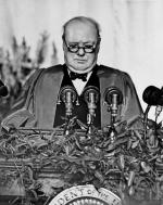 Winston Churchill  mówi 5 marca 1946 r. w Fulton o żelaznej  kurtynie, która podzieliła  Europę