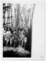 Ujawnienie oddziałów AK w powiecie Mińsk Mazowiecki we wrześniu 1945 r., w środku siedzi ppłk Jan Mazurkiewicz „Radosław” (z laską), obok przedstawiciel MBP płk Józef Czaplicki 