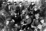 Żołnierze oddziału  partyzanckiego WiN  z Obwodu Lubartów (drugi z prawej siedzi  kpt. Zdzisław Broński „Uskok”)