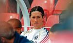 Fernando Torres sam w Chelsea. Kosztował 50 mln euro, nie strzelił jeszcze żadnego gola