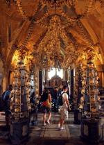 W Kaplicy Czaszek w Kutnej  Horze z setek tysięcy kości powstały  m.in.  gigantyczny żyrandol i herb rodziny Schwarzenbergów