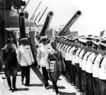Mussolini wizytuje okręt liniowy „Littorio”, 1942 r