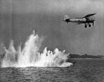 Samolot Fairey Swordfish zrzuca torpedę    