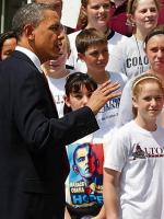 Zdaniem ekspertów rząd do wzmocnienia wizerunku powinien wykorzystać majową wizytę Baracka Obamy (na zdjęciu ze studentami)