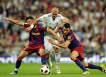 Pepe  (w środku)  był najlepszym piłkarzem Realu, Pedro  (z prawej)  i David Villa zawiedli, choć ten ostatni wywalczył przynajmniej rzut karny. Następne starcie już pojutrze w finale Pucharu Króla  w Walencji (FOT. PEDRO ARMESTRE)