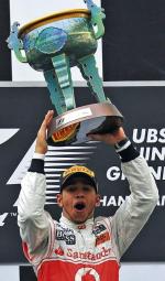 Lewis Hamilton na podium w Szanghaju (fot. LIU JIN)