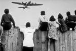 Samolot amerykański z pomocą  dla zablokowanego  przez Sowietów Berlina 