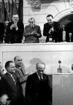 Kongres  zjednoczeniowy  PPR i PPS  w Warszawie,  grudzień 1948 roku. Bierut bije brawo  Tuwimowi, który wraz  z Iwaszkiewiczem  i innymi twórcami  manifestowali wtedy  poparcie dla komunistów 