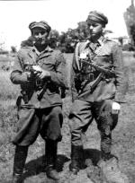Żołnierze „Zapory”  – od lewej: Marian  Pawełczak „Morwa”  i Zbigniew Sochacki  „Zbyszek” (zginie kilka dni po zrobieniu  tej fotografii) 