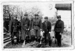 Wiosna 1947 r.  Pierwsi z lewej:  Aleksander Sochalski „Duch” i Mieczysław Pruszkiewicz  „Kędziorek” 