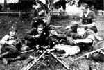 Partyzanci  z 4. szwadronu  5. Brygady  Wileńskiej  w czasie posiłku 