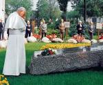 14 czerwca 1987 roku. Trzecia pielgrzymka do Polski, u grobu ks. Jerzego Popiełuszki przy kościele św. Stanisława Kostki  na warszawskim Żoliborzu