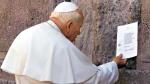 26 marca  2000 roku. Jerozolima,  Jan Paweł II wkłada  w szczelinę Ściany Płaczu modlitwę  do Boga  o przebaczenie za grzechy ludzi Kościoła wobec Żydów