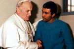 27 grudnia 1983 roku. Rzym, spotkanie w więzieniu z Ali Agcą, który dokonał zamachu na papieża w 1981 r.