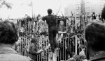 22 sierpnia 1980 roku. Strajk w Stoczni Gdańskiej im. Lenina. Na bramie stoczni – portret Jana Pawła II