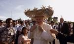 Jan Paweł II zachowywał się spontanicznie. Na zdjęciu zakłada kapelusz ofiarowany mu przez pielgrzymów podczas wizyty w Kolumbii w 1986 r.