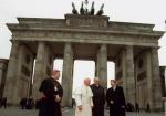 W czerwcu 1996 r. Jan Paweł II odwiedził zjednoczone Niemcy. Przejście  z kanclerzem Helmutem Kohlem pod Bramą Brandenburską, która przez dziesięciolecia dzieliła nie tylko Niemcy, ale i Europę, miało symboliczne znaczenie 