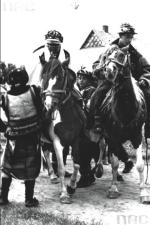 Para młoda na koniach w  huculskim orszaku ślubnym  
