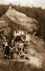 Kamień Dobosza w Jaremczu. Na zdjęciu z 1933 r. członkowie rodziny Misińskich i Bochenków