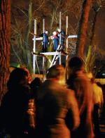 W czasie przywołówek szymborskich (na zdjęciu w 2008 r.) członkowie Klubu Kawalerów z trybuny odczytują satyryczne rymowanki pod adresem mieszkańców